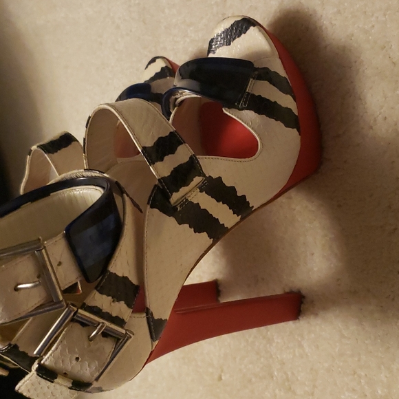Alexander mcqueen size 39 color red white black and a little blue 💙 100% Authen - Picture 14 of 17